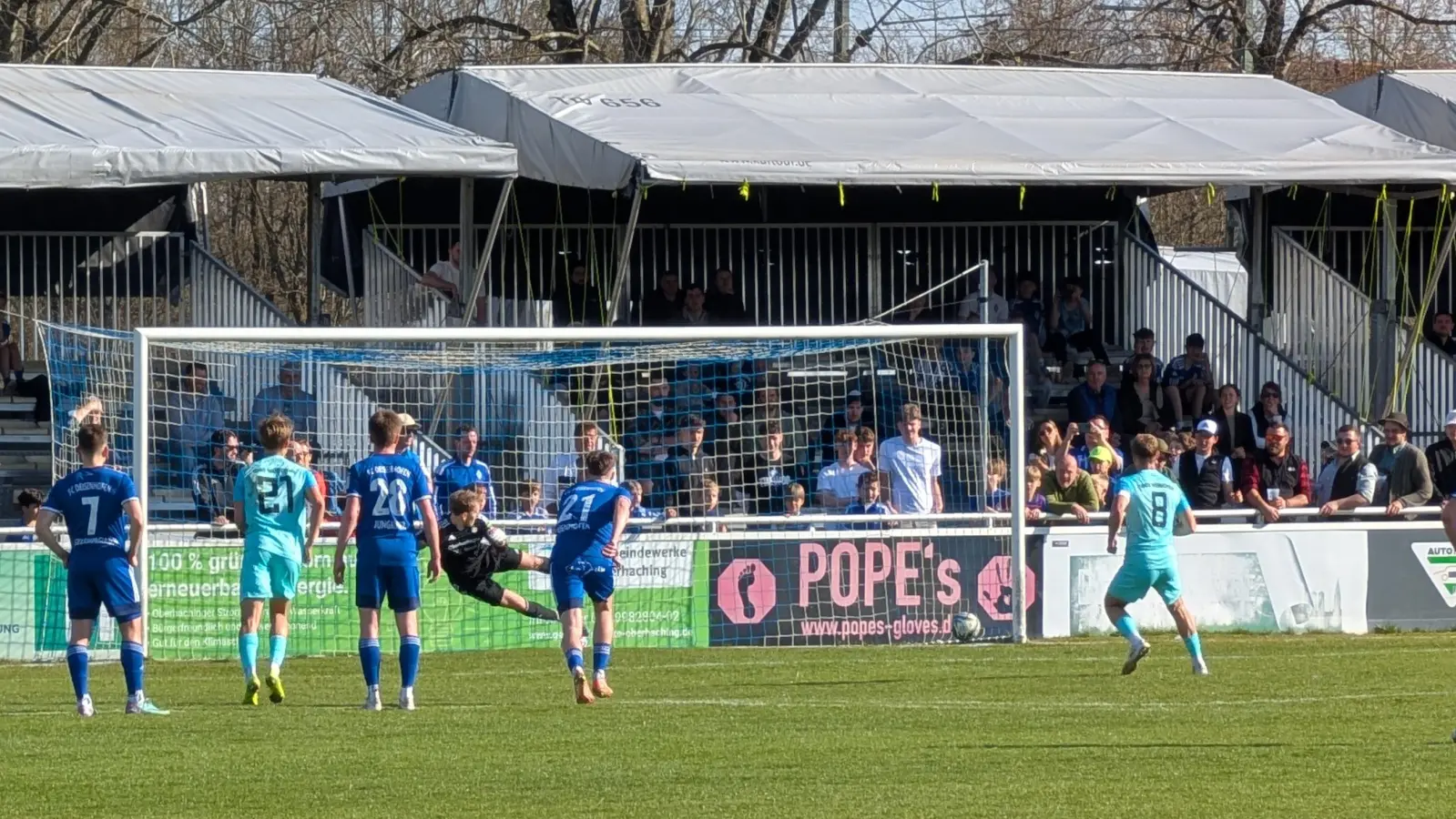 Beim Strafstoß: Kapitän Anian Brönauer. (Foto: M. Forster)