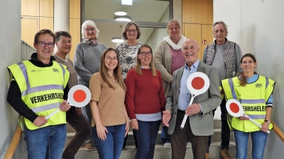 Martin Fink (Zweiter Bürgermeister) und Cornelia Schierz (Koordinatorin Schulweghelfer und Schülerlotsen) bedankten sich bei den Schulweghelferinnen und -helfern. (Foto: Gemeinde Gilching)