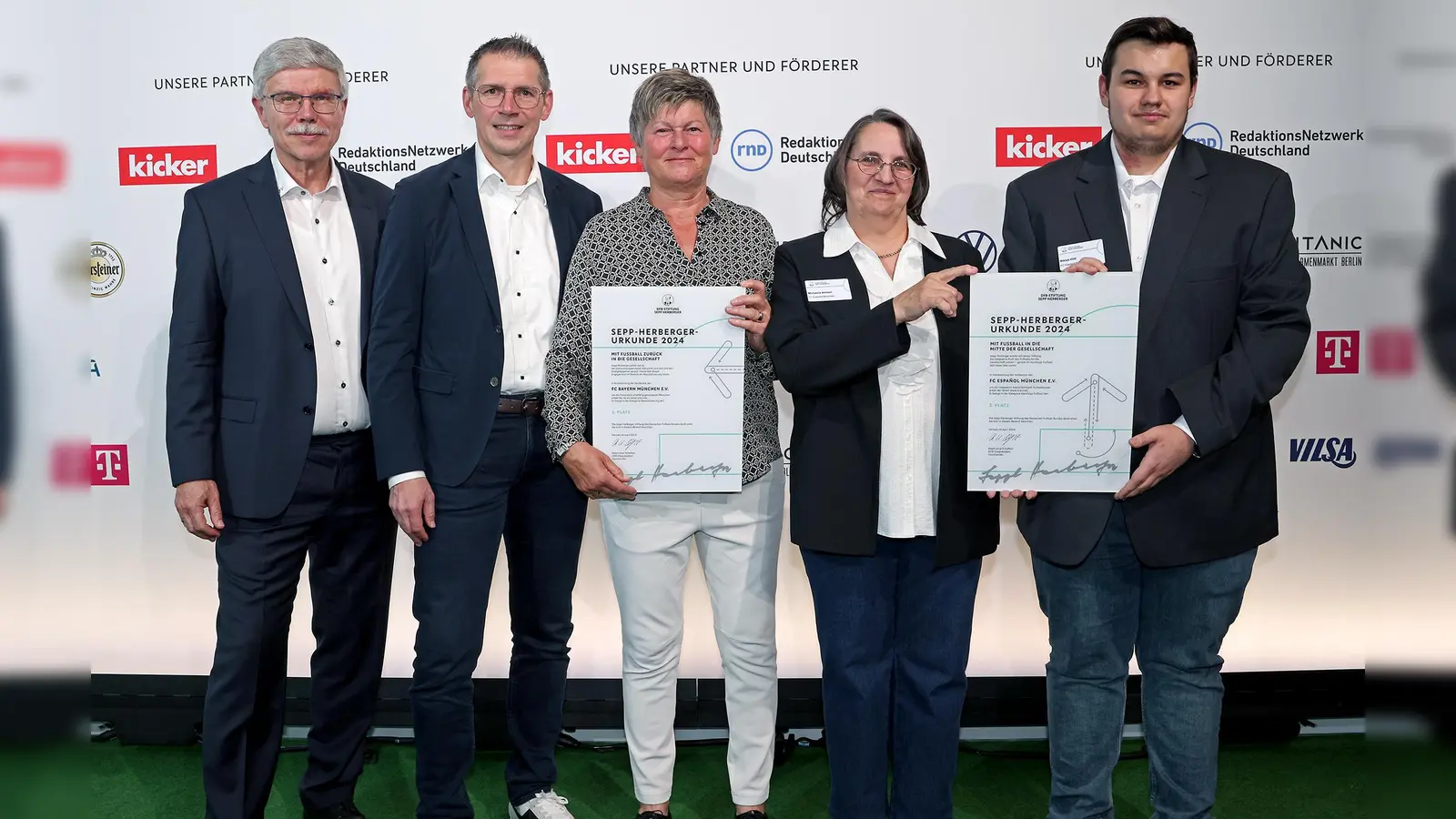 Von links: Ralph-Uwe Schaffert (Vorsitzender DFB-Stiftung Sepp Herberger), BFV-Vizepräsident Jürgen Pfau, Karin Danner (FC Bayern München), Michaela Ammer und Niklas Hitl (beide FC Español München). (Foto: Carsten Kobow/DFB-Stiftung Sepp Herberger)