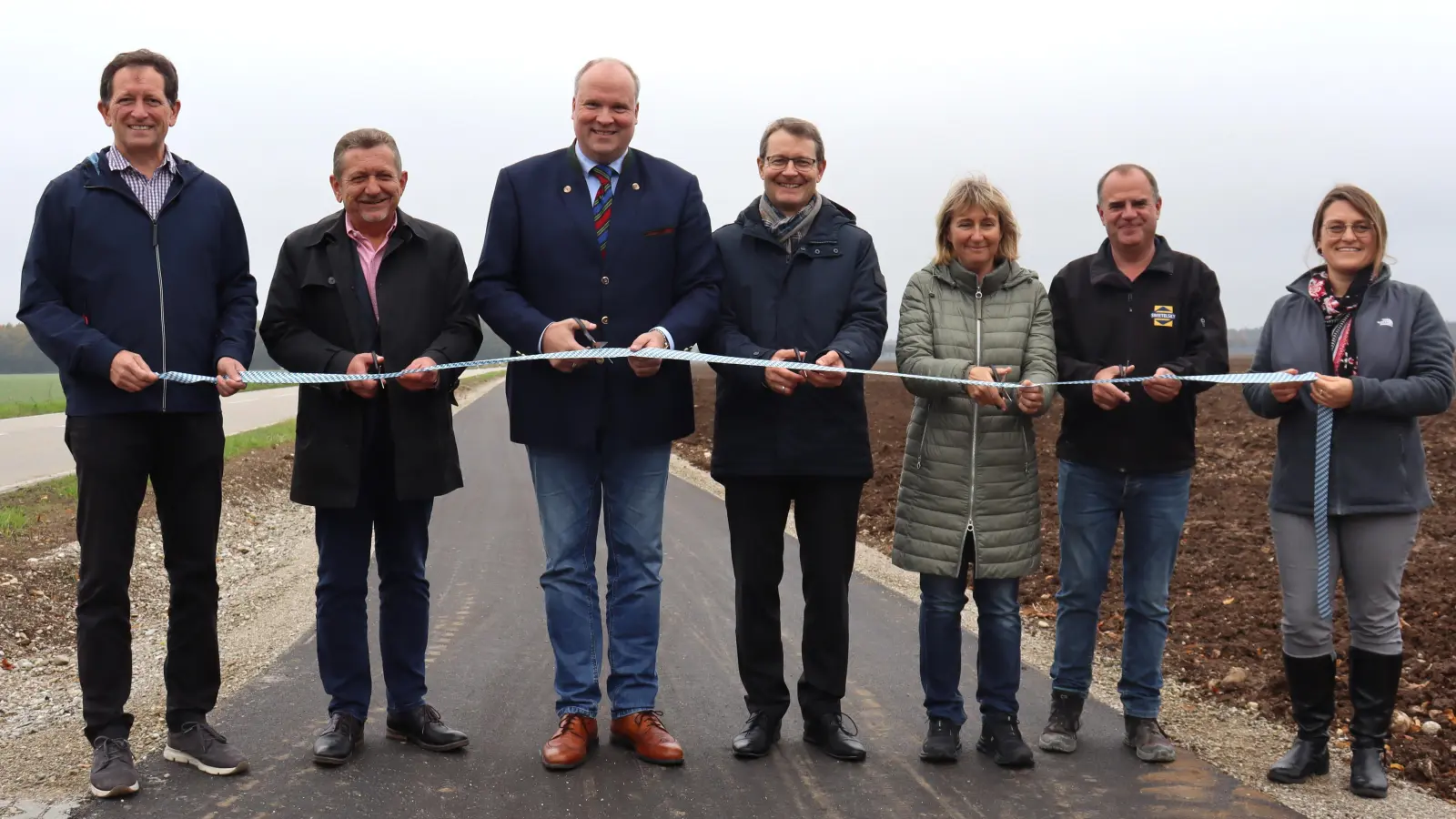 Gaben den Radweg frei (v. l.): Gregor Schober (Ingenieurbüro WipflerPlan), Grasbrunns Bürgermeister Klaus Korneder, Landrat Christoph Göbel, Hans Jörg Oelschlegel (Staatsministerium für Wohnen, Bau und Verkehr), Christine Volkmer (Regierung von Oberbayern), Stephan Rößle (Swietelsky Baugesellschaft) und Sylvia Wolfensberger vom Landratsamt. (F.: bas)