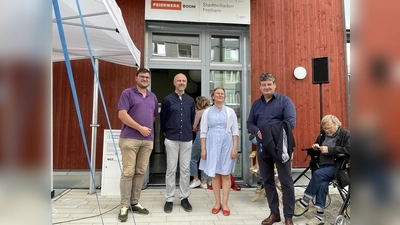 Freuen sich über den neuen Stadtteilladen in Freiham, v.li.: BA-Vorsitzender Sebastian Kriesel, Stadtteilmanager Reinhold Petrich, Maria Graf (Projektleiterin Freiham) und Norbert Kobald (MGS). (Foto: pst)