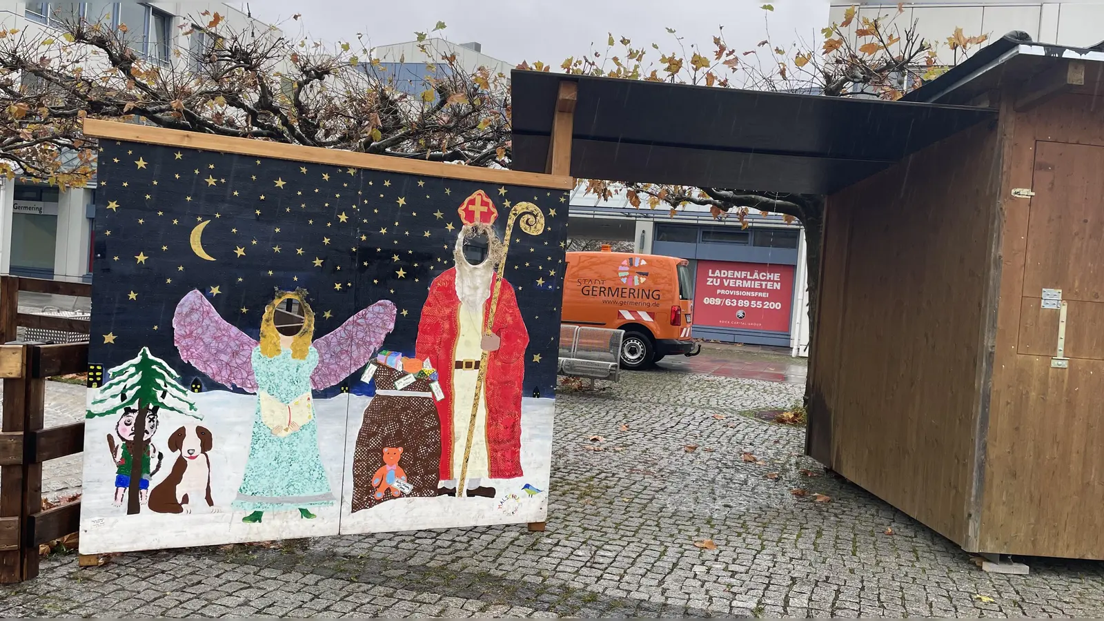 Mit dem Kopf durch die Wand - schon ist man Nikolaus oder Engel. Die Buden müssen aber noch geschmückt werden. (Foto: pst)