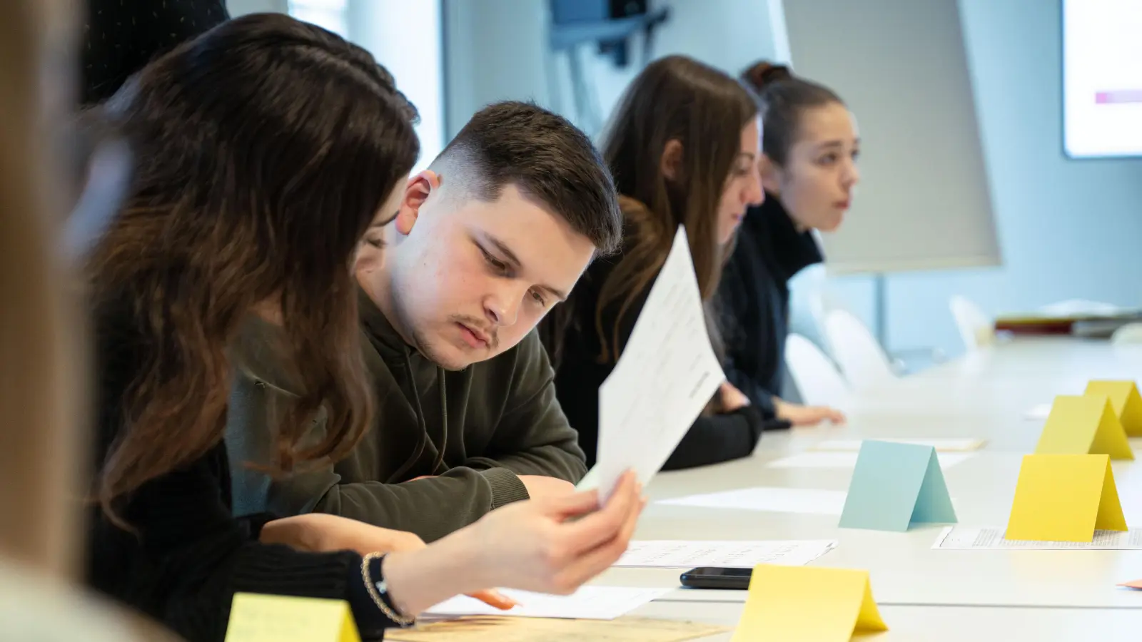 Zum Recherchebesuch im Stadtarchiv: Die Azubis der Münchner Wohnen beschäftigen sich mit der Geschichte des Unternehmens während des Nationalsozialismus.  (Foto: Münchner Wohnen)