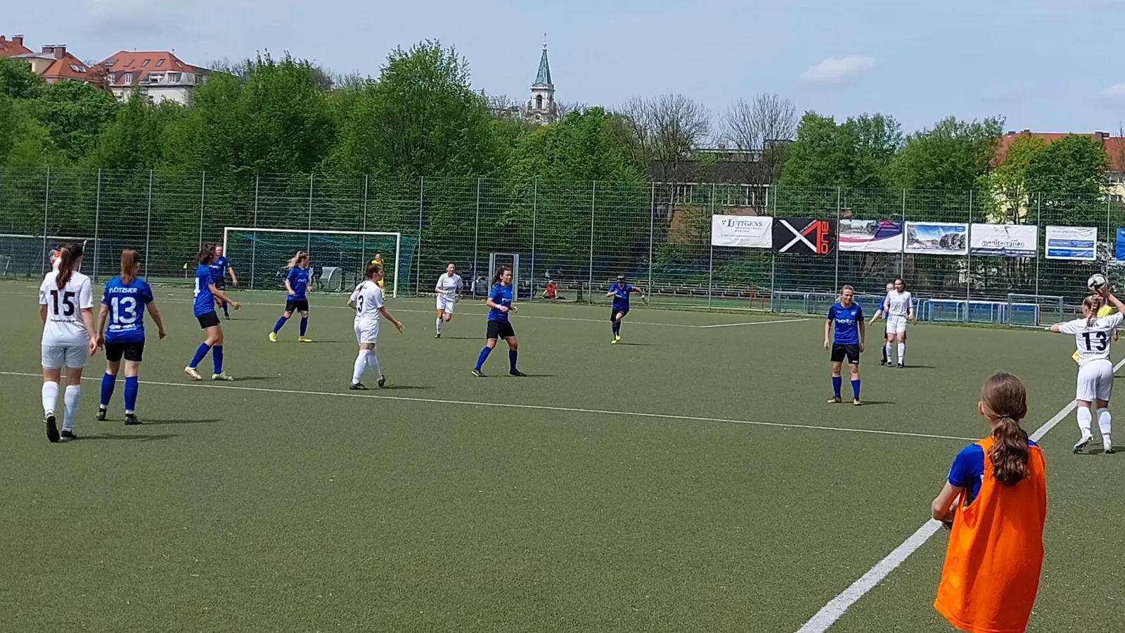 Frauen-Regionalligist FFC Wacker München (blau), hier bei einem Heimspiel, muss zum Pokalviertelfinale ins niederbayerische Ruderting reisen. (Archivbild: bas)