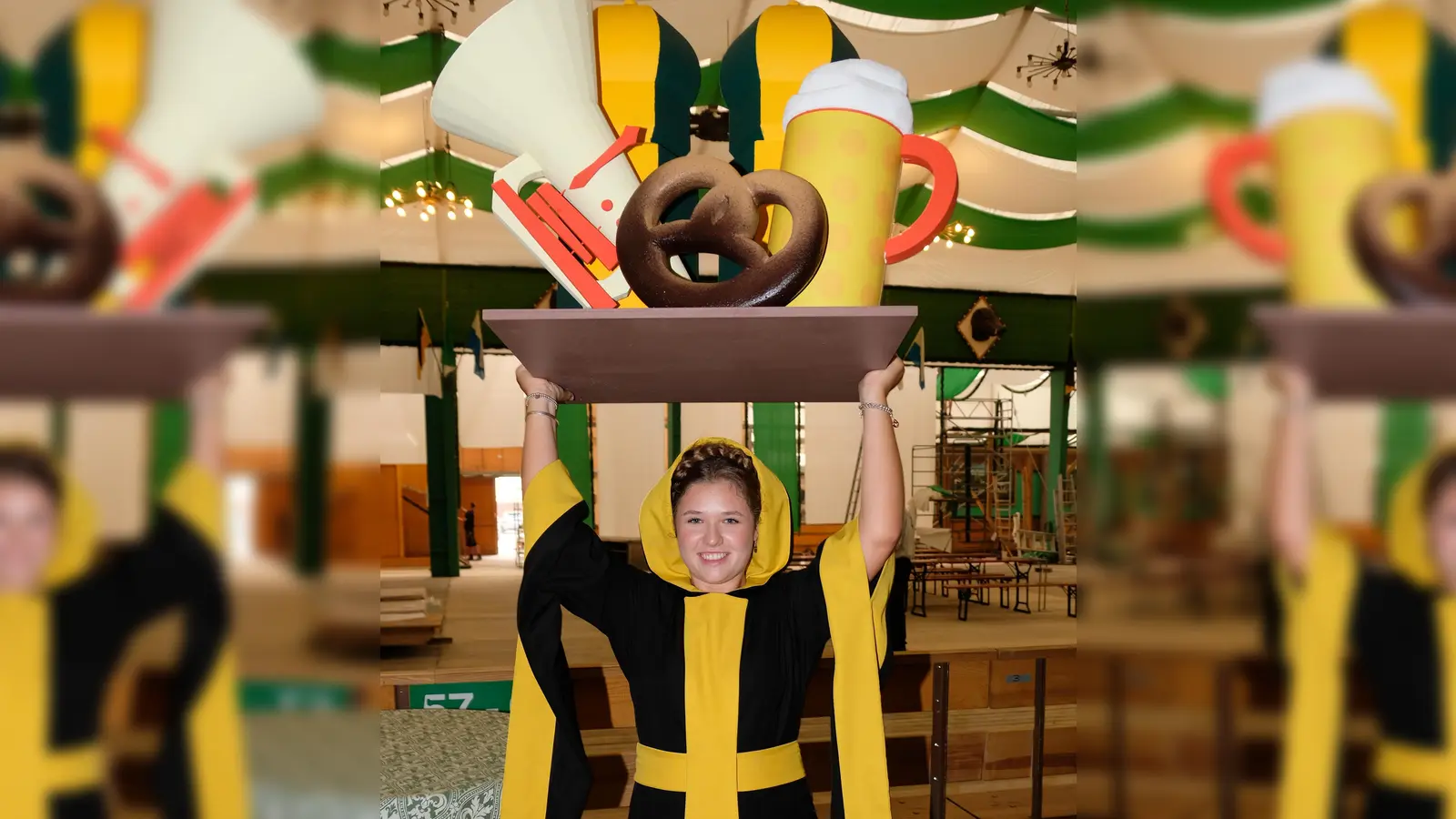 Das Münchner Kindl, Franziska Inselkammer, präsentiert das neue Logo für den Sammlerkrug. (Foto: Robert Bösl)