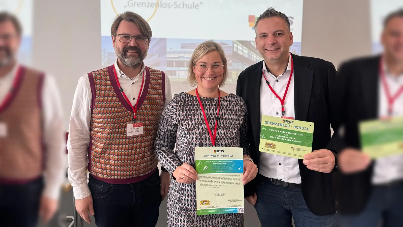 Stadtschulrat Florian Kraus (links) gratuliert Schulleiterin Eva-Maria Silberbauer und dem stellvertretenden Schulleiter Michael Tregner zur Zertifizierung als Grenzenlos-Schule für globales Lernen in der beruflichen Bildung. (Foto: RBS)