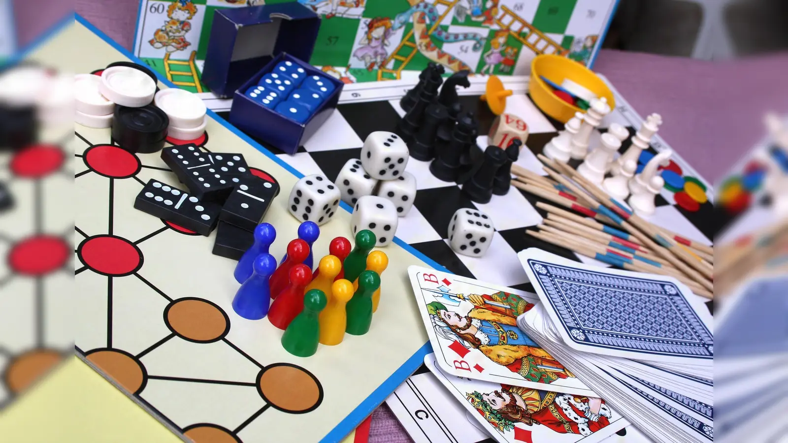 Von Klassikern bis zu neuen Entdeckungen: Beim Spielenachmittag stehen zahlreiche Gesellschaftsspiele bereit. (Foto: © ÖW/J. Svetnickova  )