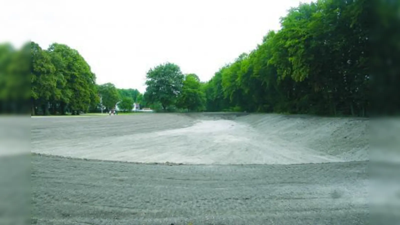 Geht es nach dem Bezirksausschuss Allach-Untermenzing, soll sich der Krater auf dem ehemaligen Badgelände an der Eversbuschstraße möglichst bald mit Würmwasser füllen und zum Naherholungsgebiet gestaltet werden. (Foto: ls/Archiv)