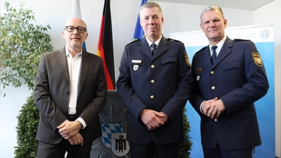 Münchens Polizeipräsident Thomas Hampel (rechts) führte Normann Ortmayr (Mitte) als Leiter der PI 25 (Trudering-Riem) ein. Vorgänger Helmut Bayerl ging nach fast elf Jahren als Dienststellenleiter in den Ruhestand. (Foto: bas)