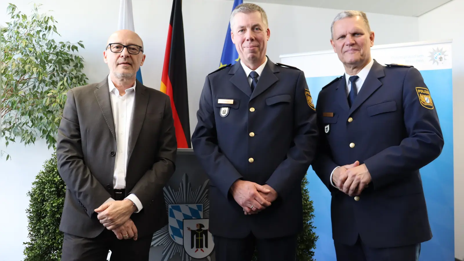 Münchens Polizeipräsident Thomas Hampel (rechts) führte Normann Ortmayr (Mitte) als Leiter der PI 25 (Trudering-Riem) ein. Vorgänger Helmut Bayerl ging nach fast elf Jahren als Dienststellenleiter in den Ruhestand. (Foto: bas)