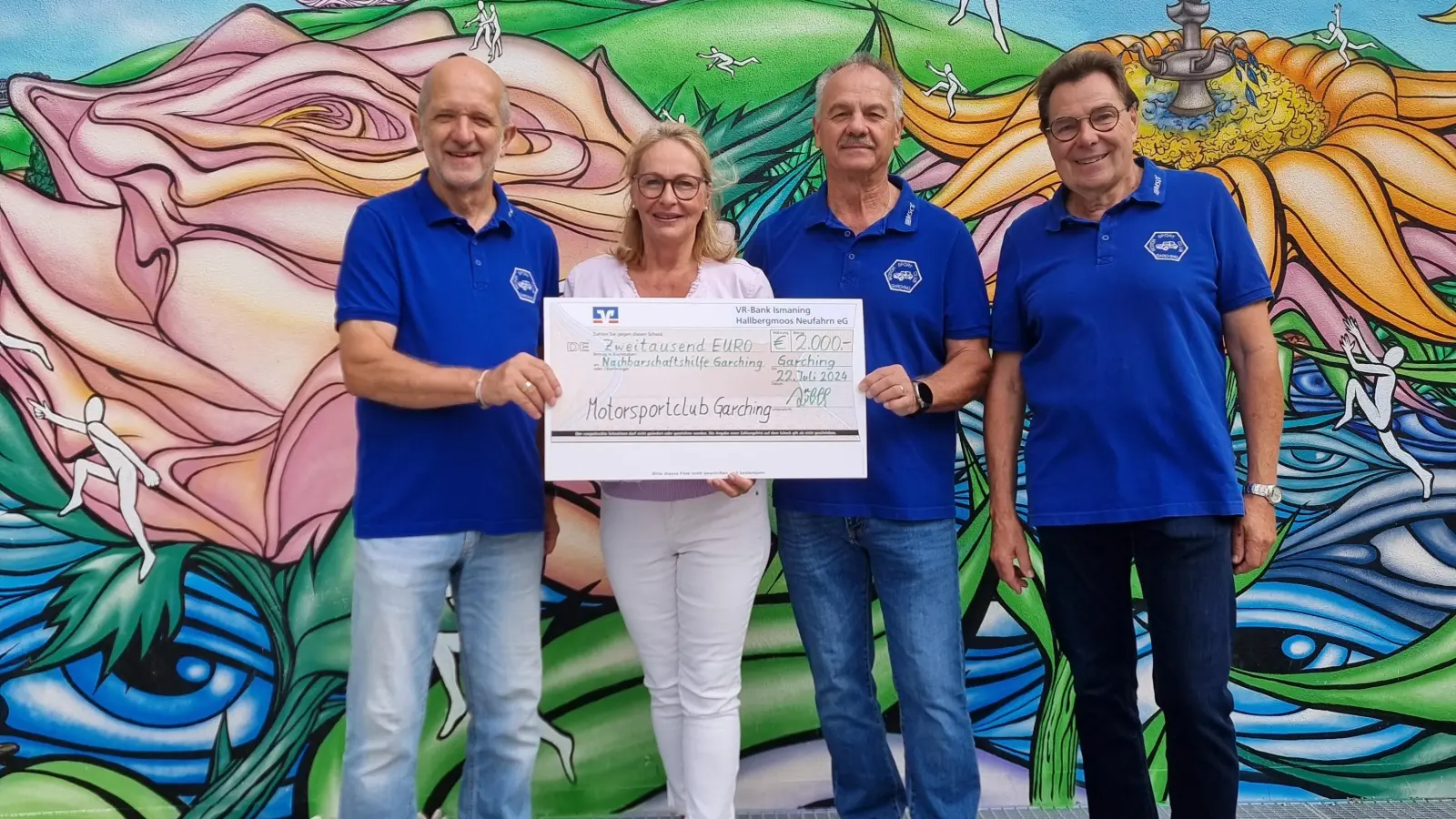 Angelika Faschinger von der Nachbarschaftshilfe nimmt den Spendenscheck von Gerhard Kölbl, Siegfried Baierl und Heinz Smoch (v. l. n. r.) vom Motorsportclub entgegen. (Foto: NBH)