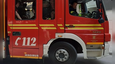 Einen besonderen Einsatz hatten Feuerwehr und Arbeiter-Samariter-Bund im Stadtzentrum zu bewältigen.  (Foto: mha)