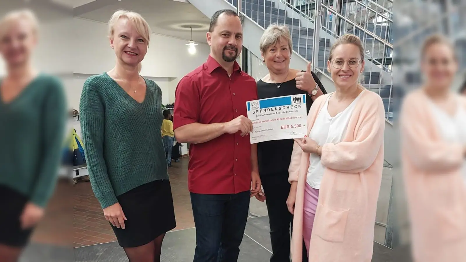 Von links: Heike Schmid (Rektorin), Wolfgang Kaletta (1. Elternbeiratsvorsitzender), Lisa Stritzl-Goreczko (Initiative krebskranke Kinder München) und Tamara Rambrunner (2. Elternbeiratsvorsitzende) (Foto: privat)