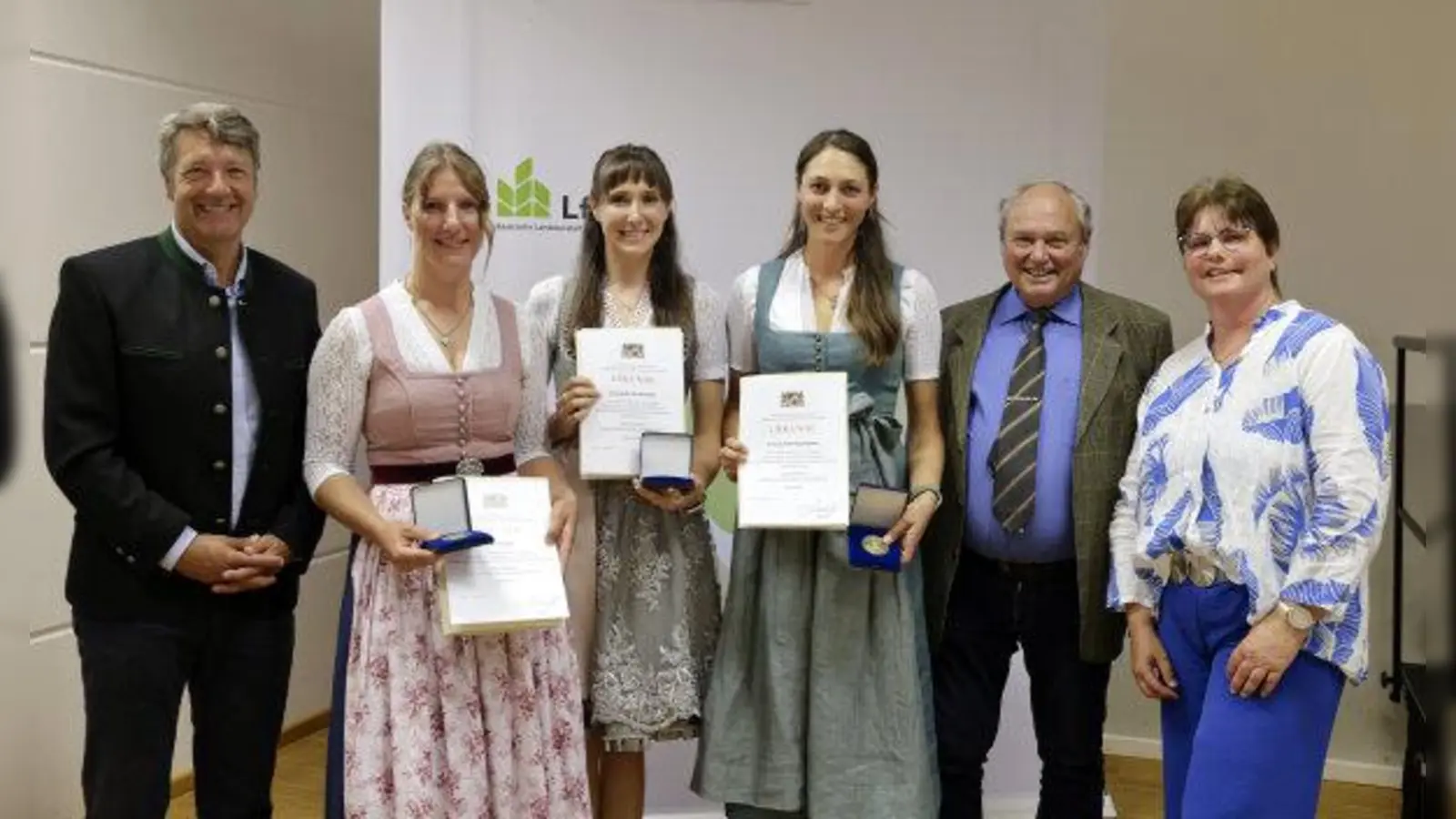 LfL-Präsident Stefan Sedlmayer, Ina Schmitt, Franziska Dorfmeister, Verena Schwinghammer, Günther Schex und Claudia Kühn-Heydrich. (Foto: Birgit Gleixner, LfL)