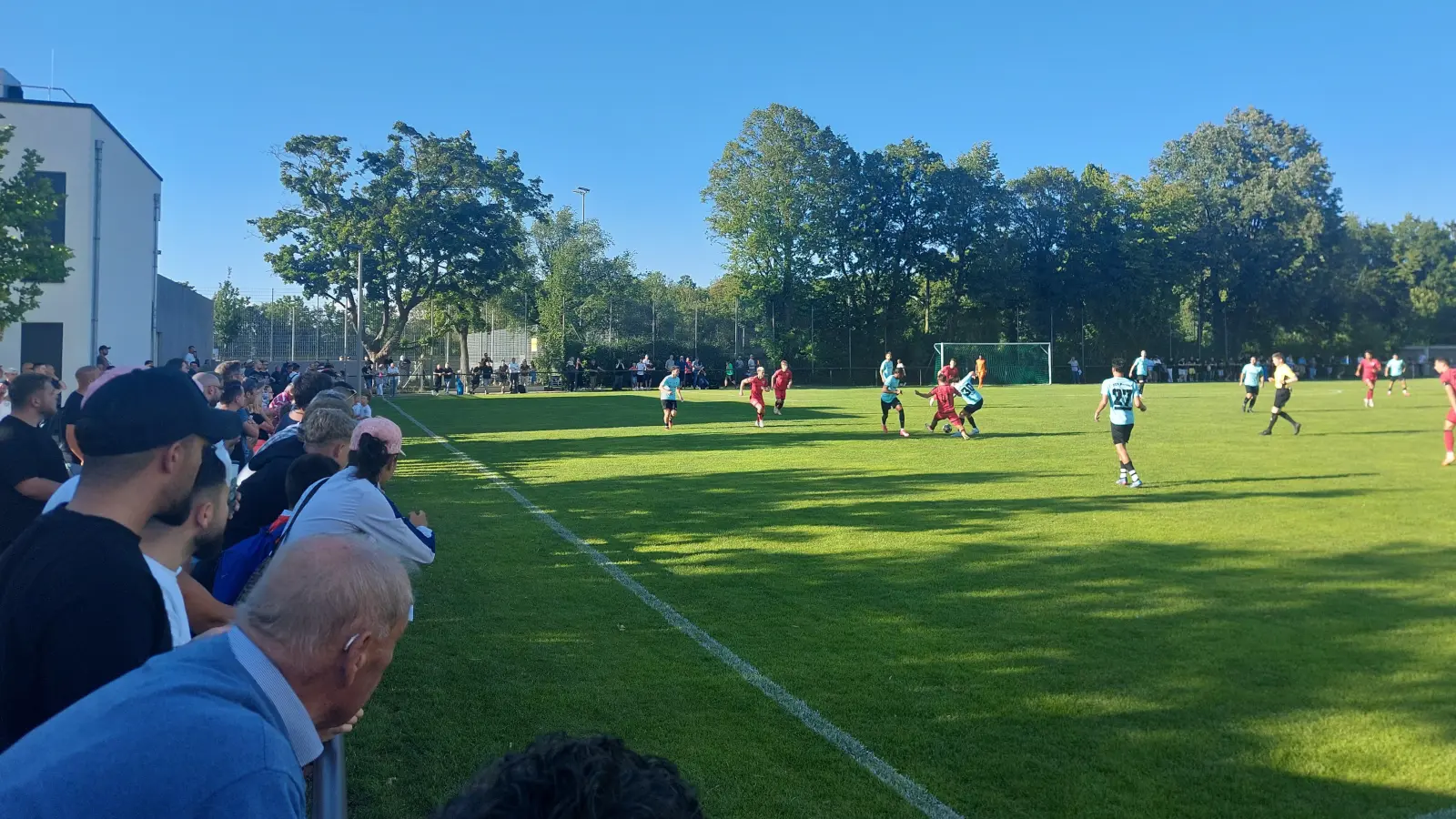 Ein großer Tag für den FSV Harthof: Fast 500 Zuschauer kamen zum Pokalspiel gegen den Drittligisten FC Ingolstadt 04 an die Ebereschenstraße. (Foto: bas)