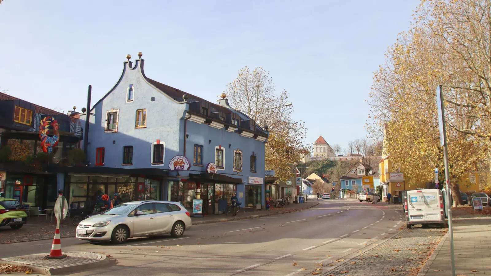 Die Münchner Straße kann manchmal sehr still sein, selbst an einem Wochentag um 15 Uhr. Ein guter Zeitpunkt für einen spontanen Streifzug. (Foto: Horst Kramer)