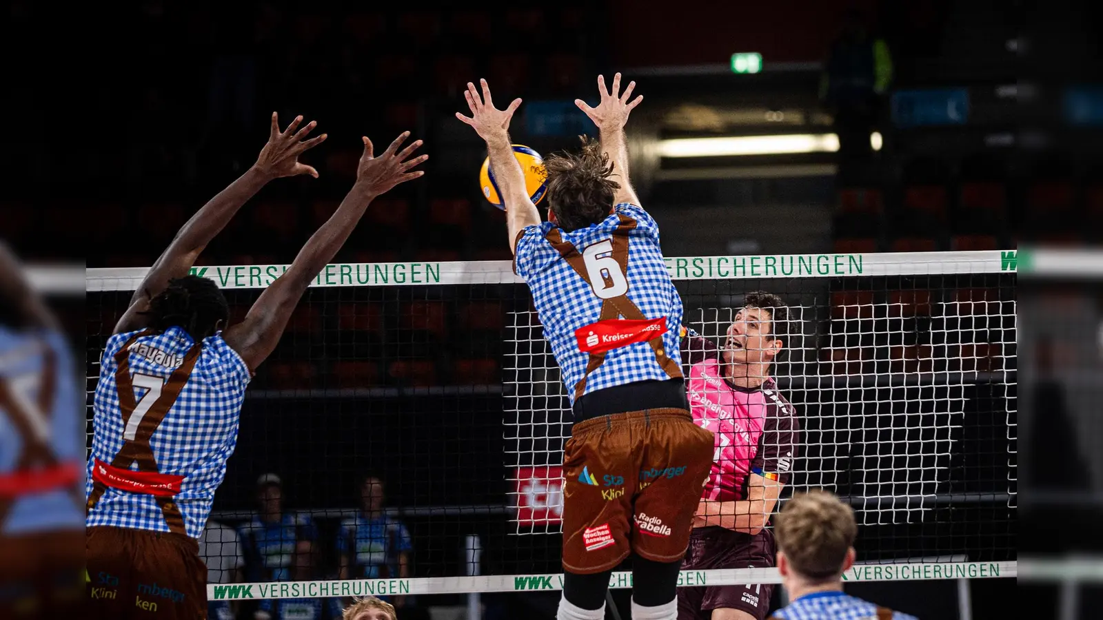 Kein Durchkommen gegen den Herrschinger Block: Theo Timmermann scheitert an Filip John und Magloire Mayaula. (Foto: Steffen Eirich)