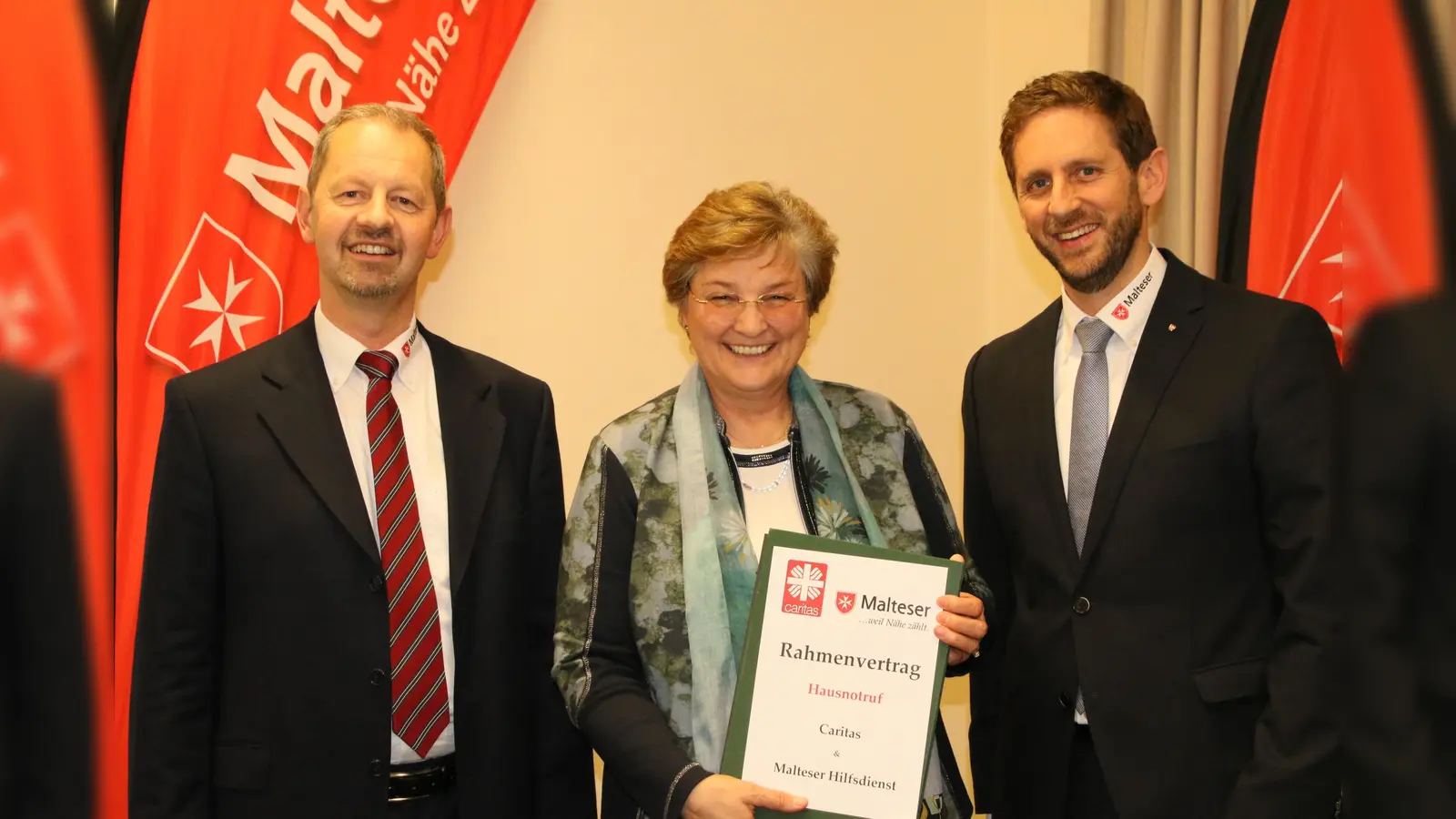 Sie sind zuständig für die operative Umsetzung der Kooperation: Gabriele Stark-Angermeier (Vorstand Caritas) und die beiden Bezirksgeschäftsführer der Malteser Dieter Wünsche (l.) und Florian Pohl. (Foto: Horlemann/Malteser)