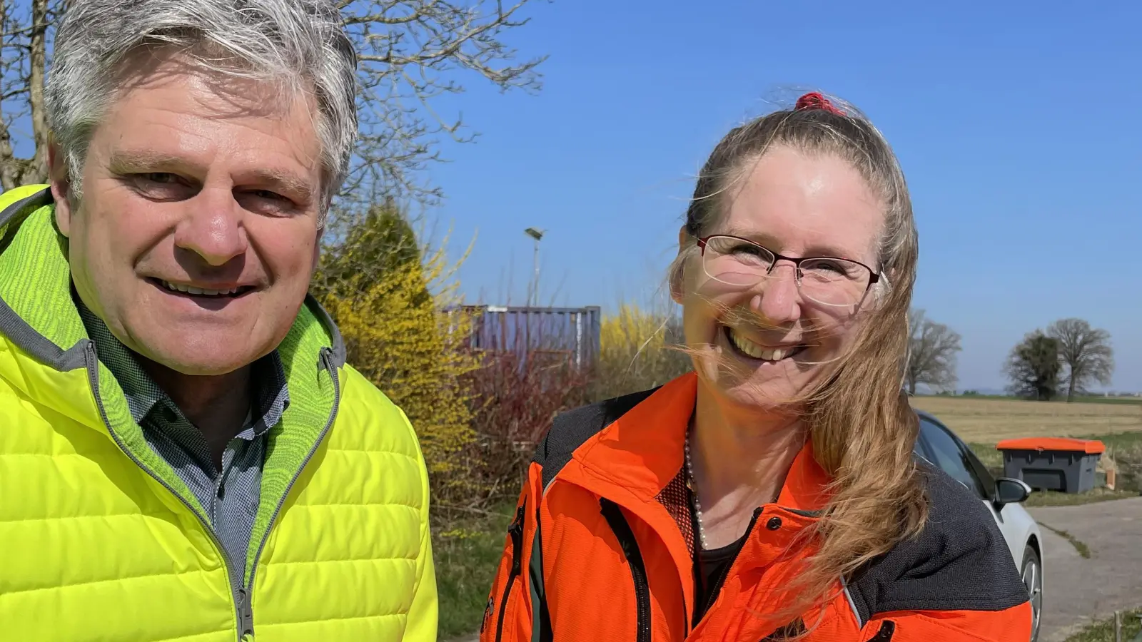 Allings Bürgermeister Stefan Joachimsthaler informierte sich bei Sandra Pfleghar über die Amphibienschutzaktion. (Foto: Gemeinde Alling)