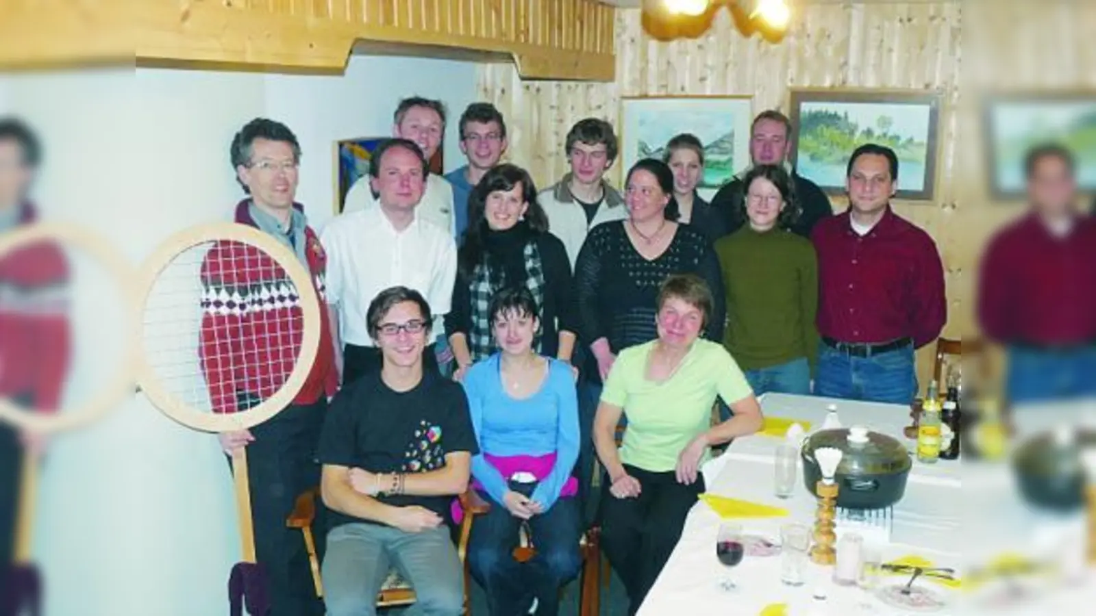 Die Spieler der ersten und zweiten Badmintonmannschaft des SV Germering feiern das erfolgreiche Ende der Punktspielsaison. (Foto: SV Germering)
