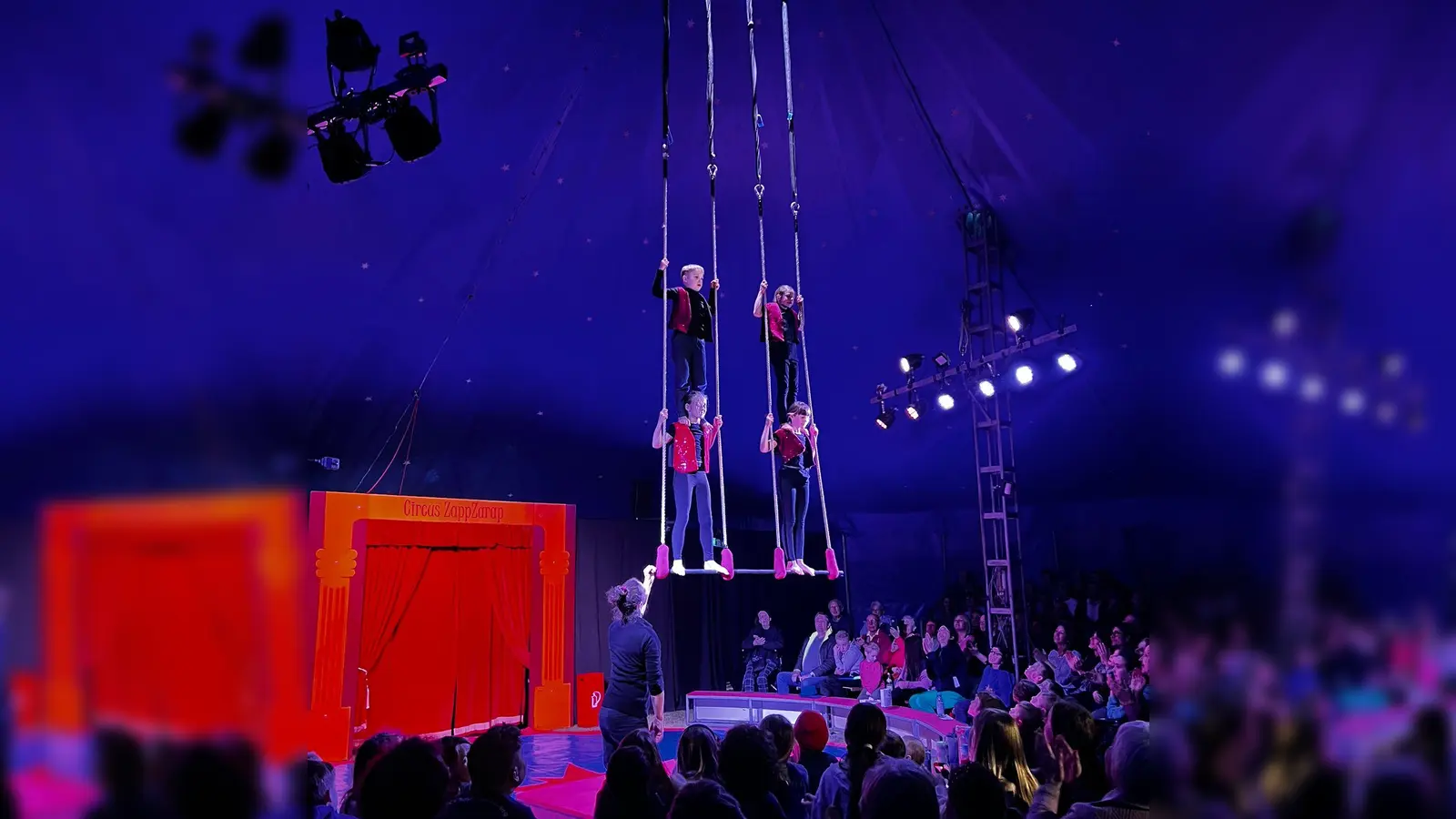 Als Akrobaten brachten die Grundschüler ihr Publikum zum Staunen. (Foto: Förderverein Grundschule Alling)