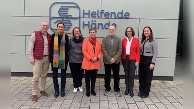Dr. Harald Hilbig, Vorstandsvorsitzender des e.V., Prof. Julia Reif, Alexandra Zottmann, Geschäftsführerin der gGmbH, Prof. Isabelle Deflers, Prof. Andreas Karcher, Beate Bettenhausen, stellvertretende Vorstandvorsitzende des e.V., Katharina Spohn, stellvertretende Geschäftsführerin der gGmbH (v. l. n. r.). (Foto: Helfende Hände)