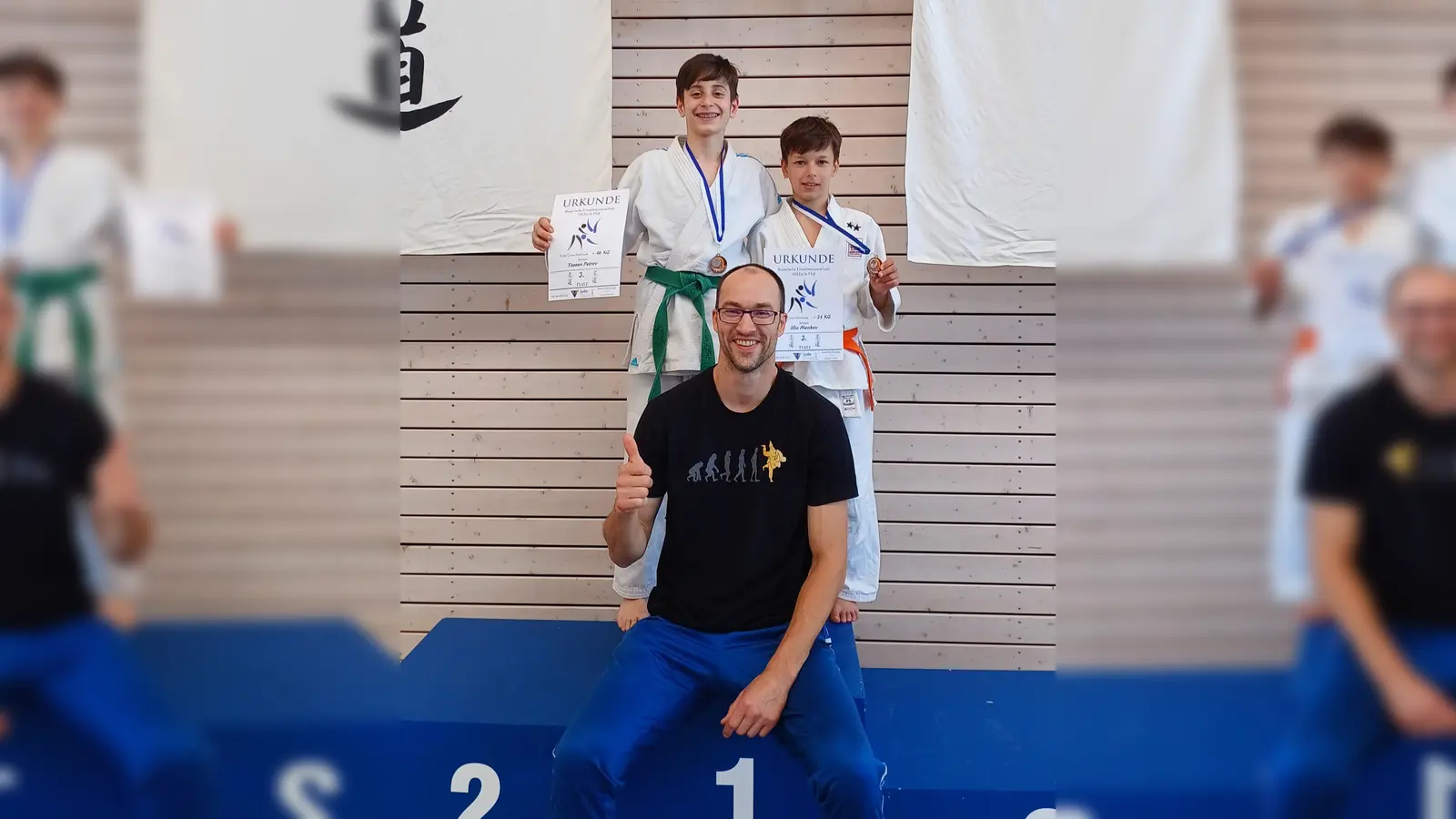 Yassen Petrov (stehend links) und Illia Menkov (stehend rechts) gemeinsam mit Trainer Lars Wegner. (Foto: SV Günding e.V.)