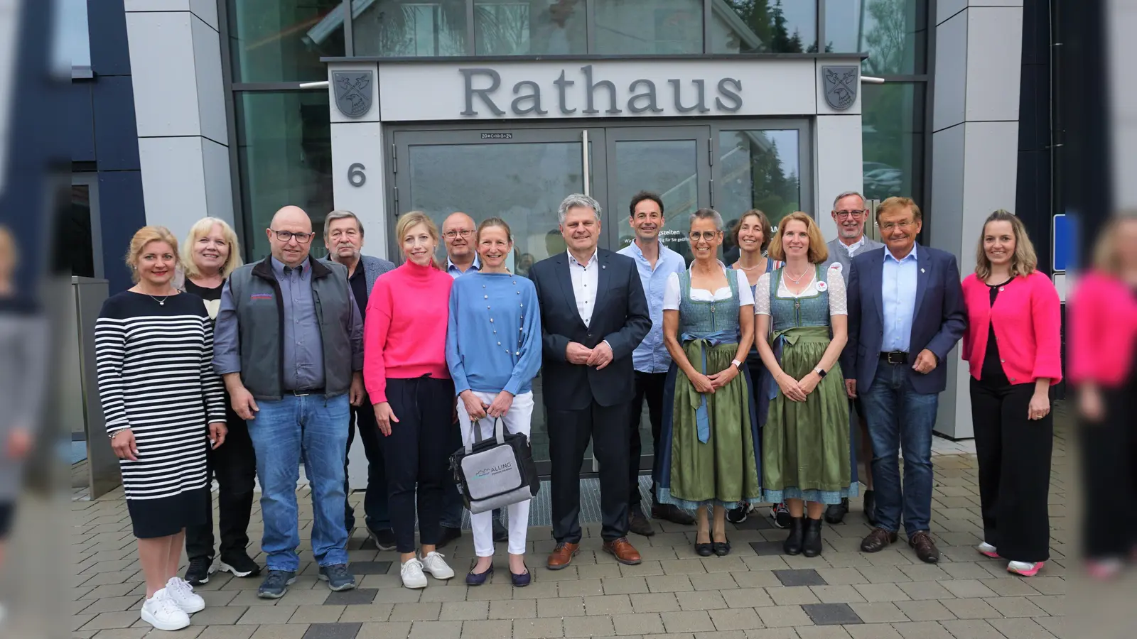 Eine Delegation des TSV Alling, Charly Niebler als Vertreter des Hauptsponsors Firma Bauernfeind, einige Gemeinderäte, mit Sportreferentin Ingrid Schilling, 1. Bürgermeister Stefan Joachimsthaler und 2. Bürgermeister Hans Friedl ehrten in einer Feierstunde Anja Kobs (Mitte mit Tasche).  (Foto: Gemeinde Alling)