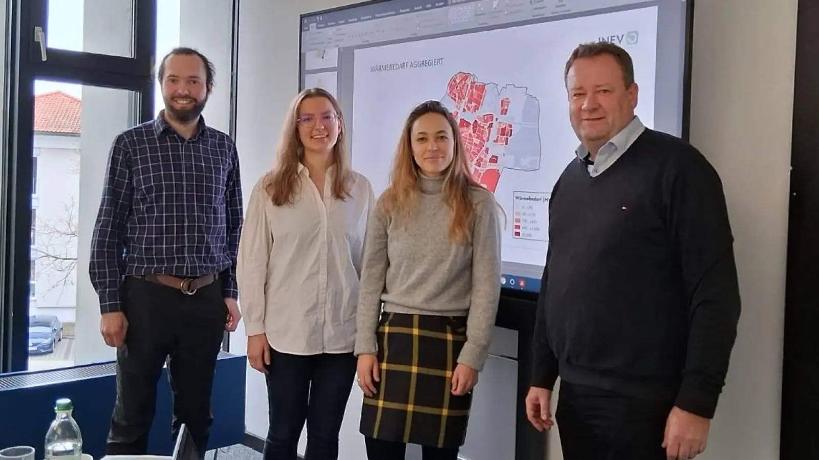 Auftaktveranstaltung zur kommunalen Wärmeplanung (v.r.): Bürgermeister Peter Köstler, Oksana Paramud (Abteilung Umwelt Rathaus), Lea Schmidtke (INEV) sowie Dr. Marius Waldvogel (Energieagentur Ebersberg-München).<br>  (Foto: Gemeinde Gräfelfing)
