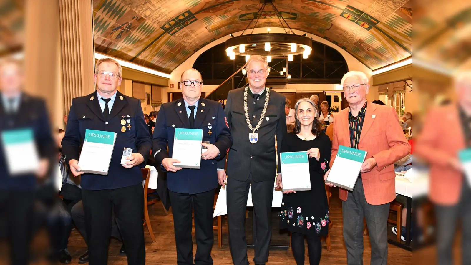 Feierlich geehrt wurden Georg Spenger (l.), Stefan Pichler (2. v. l.), Zahra Taher und Alfons Kraft (r.). Sie freuen sich zusammen mit Bürgermeister Dr. Dietmar Gruchmann (Mitte) über ihre Ehrenurkunden. Am Abend entschuldigt waren Manfred Hicker und Franz Kratzl. (Foto: Felix Benjamin Brümmer)