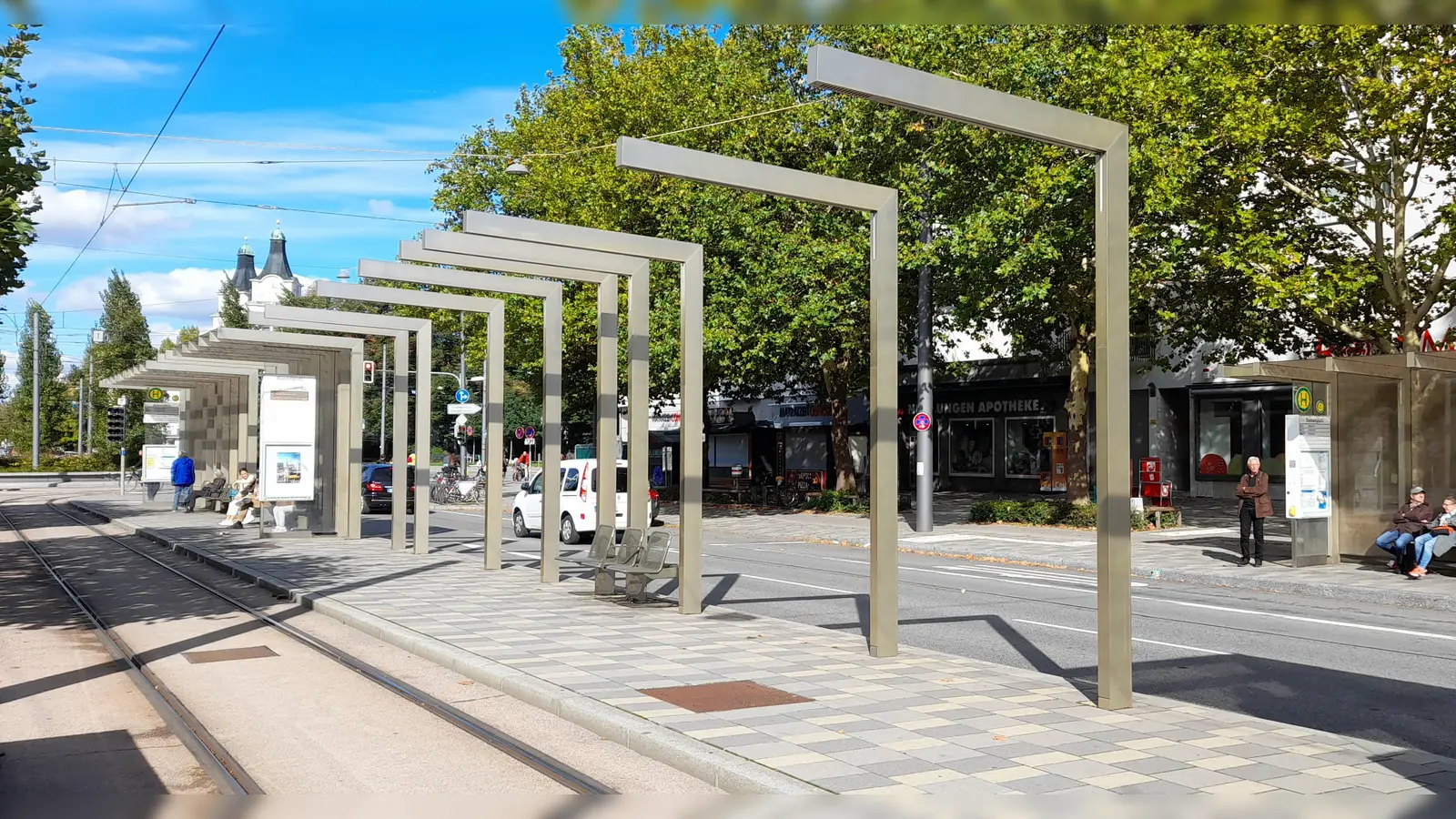 Zum Teil verglast und lichtdurchlässig sollten die modernen Bus- und Tramhaltestellen wie diese am Romanplatz sein. Vor Sonneneinstrahlung schützen die luftigen Dächer jedoch nicht. (Foto: Beatrix Köber)