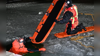 Die Freiwillige Feuerwehr Gauting nutzte die Witterungsbedingungen und führte eine Eisrettungsübung im Sommerbad durch. (Foto: Seider/Feuerwehr Gauting)