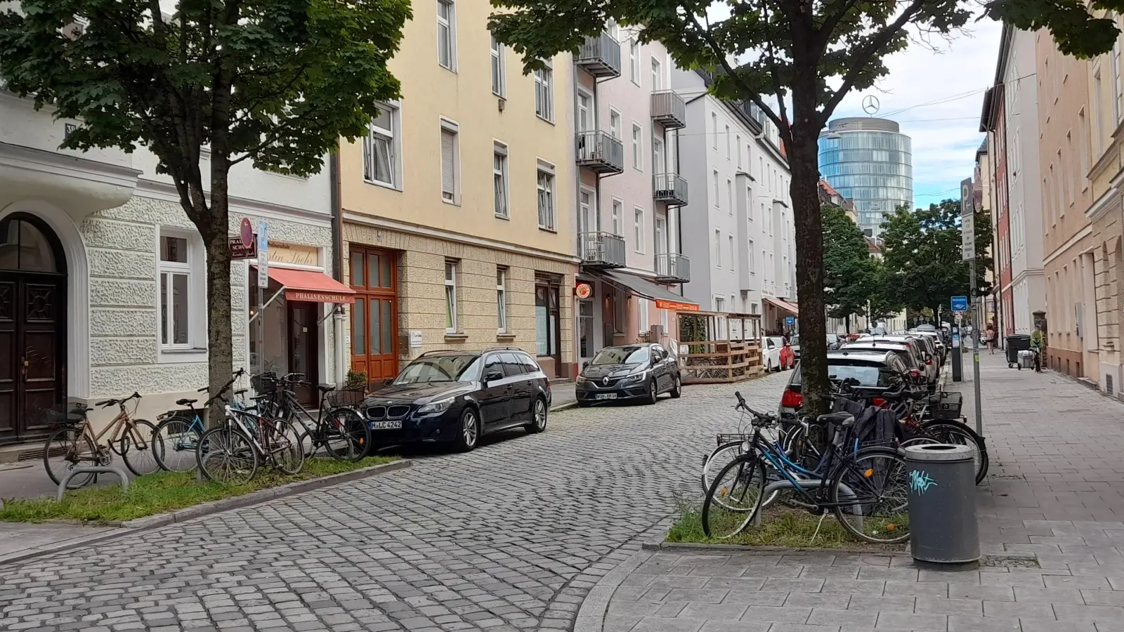 In der Schulstraße zeigt sich an so gut wie jeder Kreuzungsecke der Bedarf für Radlabstellplätze. (Foto: kö)