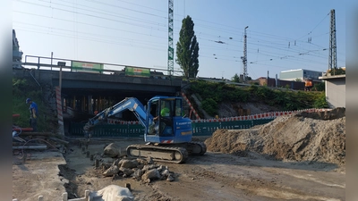 Bitte umfahren: Durch die Baustelle in der Dachauer Straße kommen demnächst auch Fußgänger und Radfahrer nicht mehr durch. (Foto: bas)