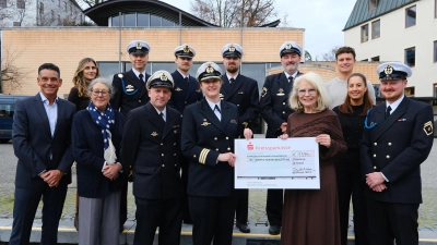 Scheckübergabe vor dem Rathaus: Bianca Hönigschmid (Stadt Starnberg), Christian Fries (Stadt Starnberg) sowie U-Boot-Referent Michael Landwehr, Christiane Falk (Dritte Bürgermeisterin), Korvettenkapitän Claudia Neben (vorne Mitte), Angelika Kammerl (Zweite Bürgermeisterin) und Gizem Keser-Radtke (Stadt Starnberg) mit Besatzungsmitgliedern. (Foto: Stadt Starnberg)