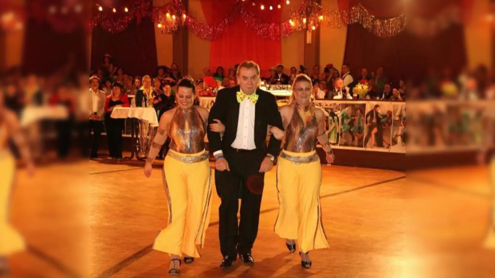 „Ich freue mich narrisch.“ Faschingsfan Mathias Niedermair erhielt zum Planegger Faschingsball die Bürgermedaille. (Foto: US)