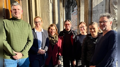 Bürgermeisterin Verena Dietl (Dritte von links) mit Vertretern des Großmarkts und des Verbands des Bayerischen Frucht-Import und Großhandels e.V. (Foto: LHM)