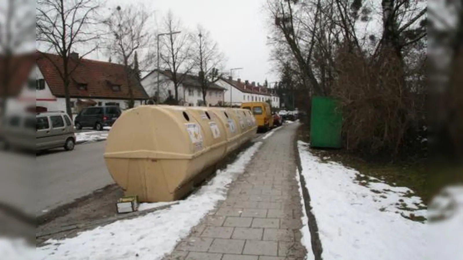 Als sehr schlecht gewählten Standort monieren die Anwohner die Wertstoffcontainer in der Petzetstraße und haben 63 Unterschriften dagegen gesammelt. (Foto: US)