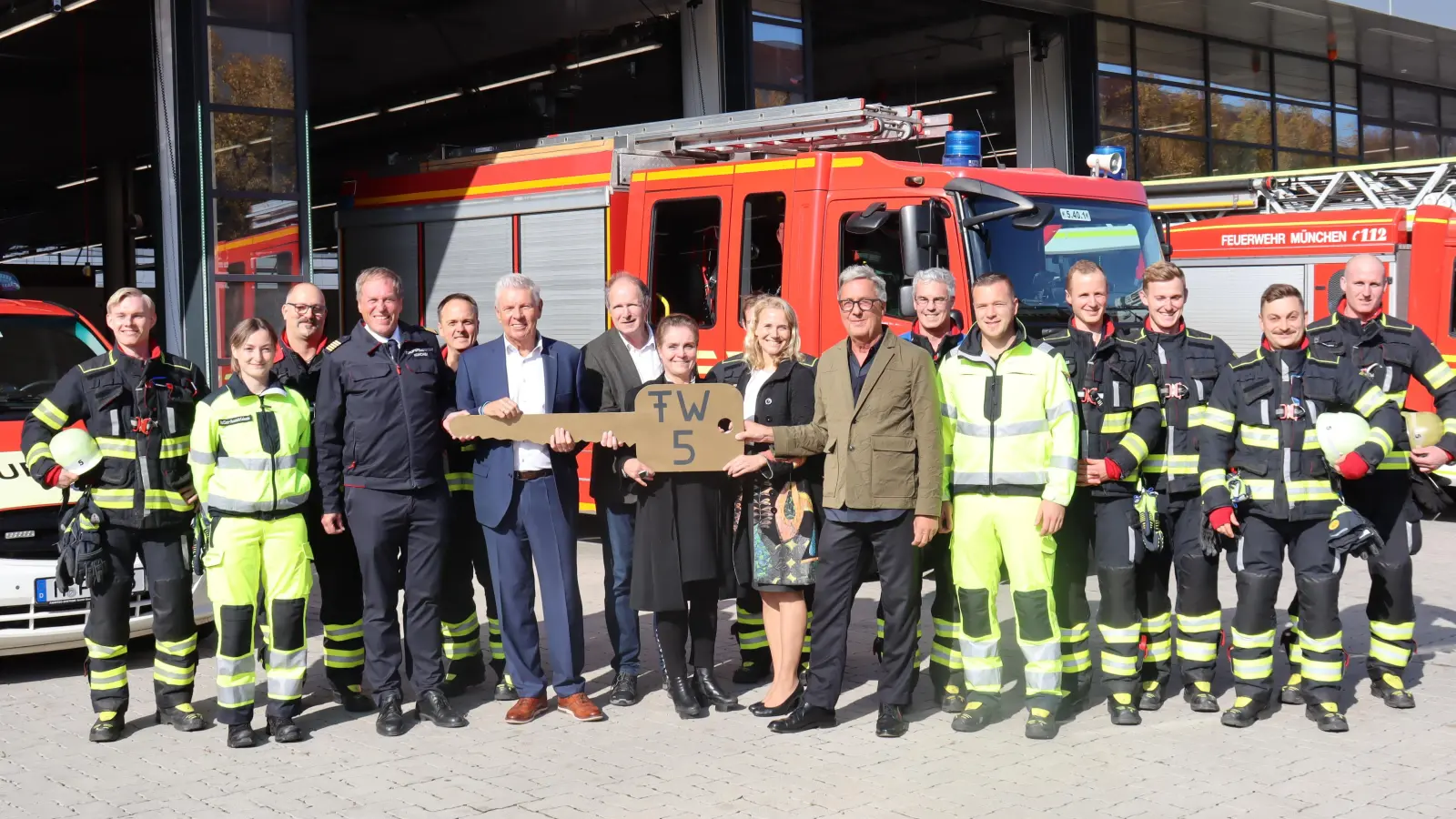 Übergaben symbolisch den Schlüssel für die Feuerwache 5 (mit Schlüssel, von links): Oberbürgermeister Dieter Reiter, Edwin Grodeke (Leiter des Kommunalreferats), Baureferentin Jeanne-Marie Ehbauer, Kreisverwaltungsreferentin Hanna Sammüller und Architekt Peter Ackermann. (Foto: bas)