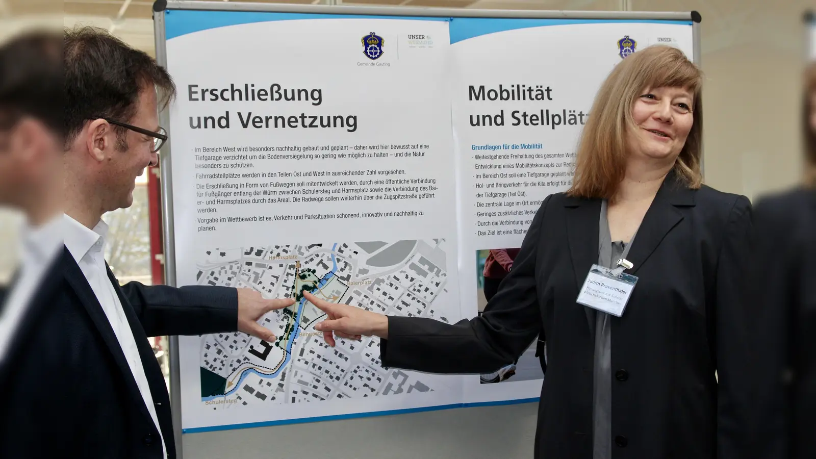 Judith Praxenthaler und Christian Schwander vom Planungsverband Äußerer Wirtschaftsraum München an ihrer Graphik zum Umgriffsgebiet in Stockdorf. Die beiden begleiten den Architektenwettbewerb mit fachlichem Input. (Foto: us)